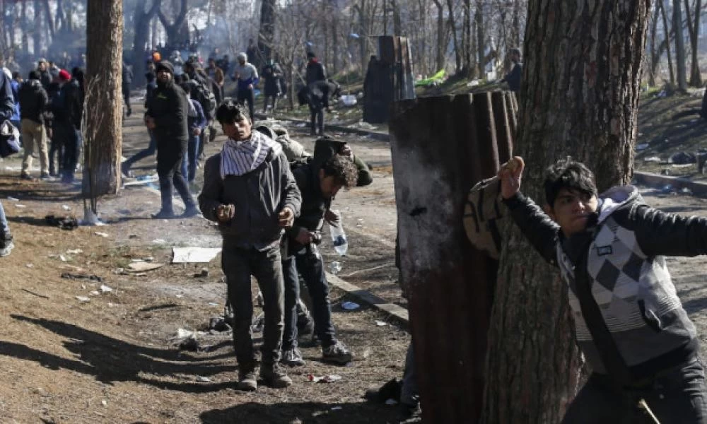 Τριτοκοσμικές εικόνες σε Έβρο & νησιά: Μετανάστες χτυπούν τα παιδιά τους